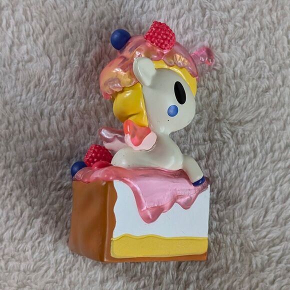 Tokidoki Delicious Unicorno Berrylicious Cake Blind Box Series 1 Figurine - Picture 2 of 4